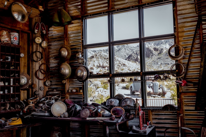 cordonnerie-RAMATUELLE-min_shop_window_part_junk_abandoned-138873